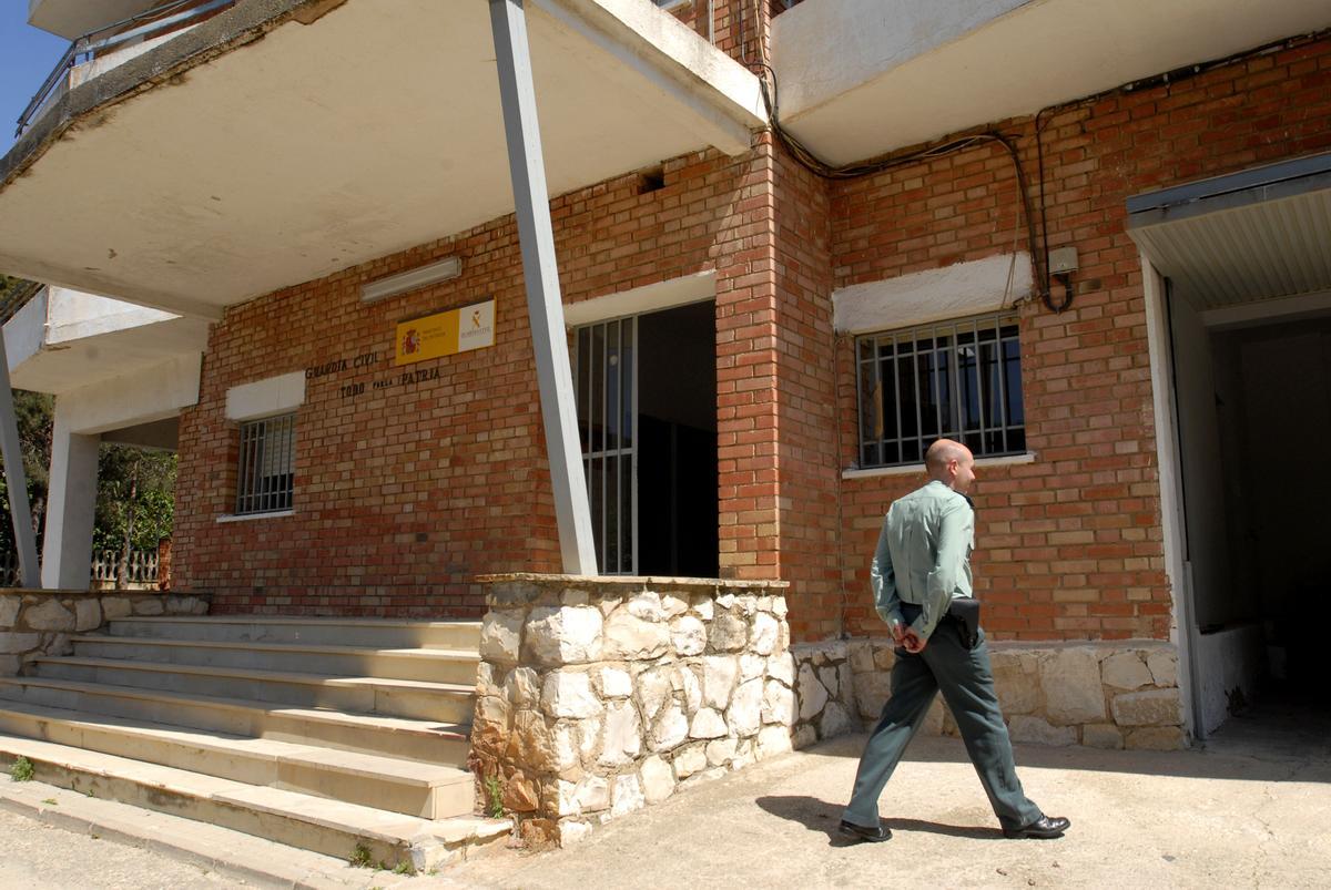 Entrada a un cuartel con el emblena &quot;Todo por la patria&quot;