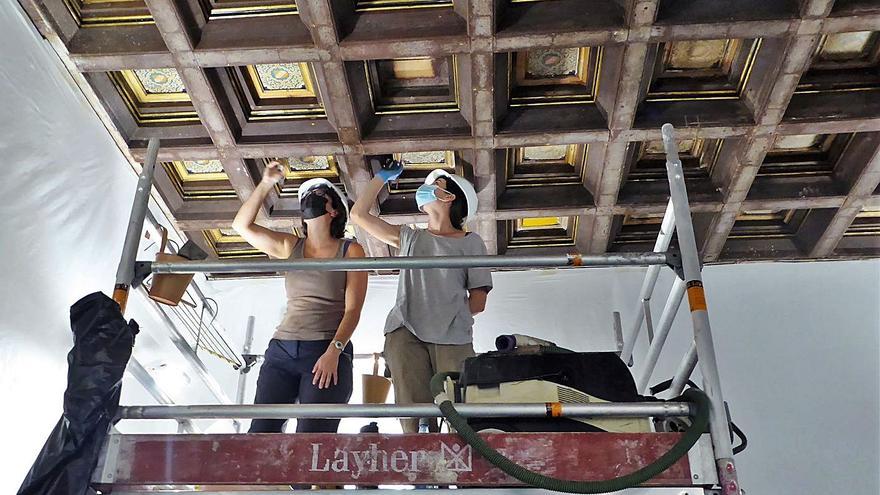 El artesonado, único vestigio de la época de Pardo Bazán en Santa Cruz, en restauración