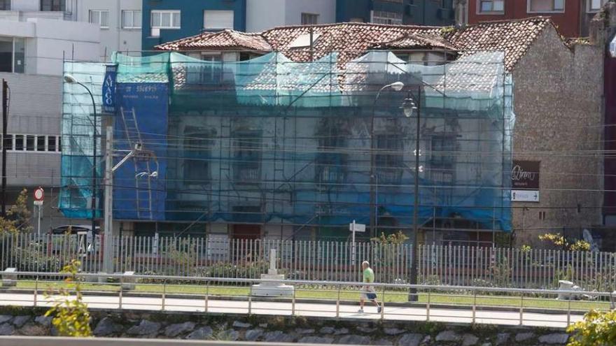 Una de las fachadas en obras en el entorno del Centro Niemeyer, el año pasado.