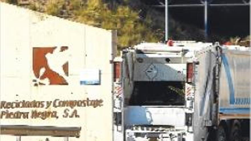 Un camión entra a la planta de Xixona.