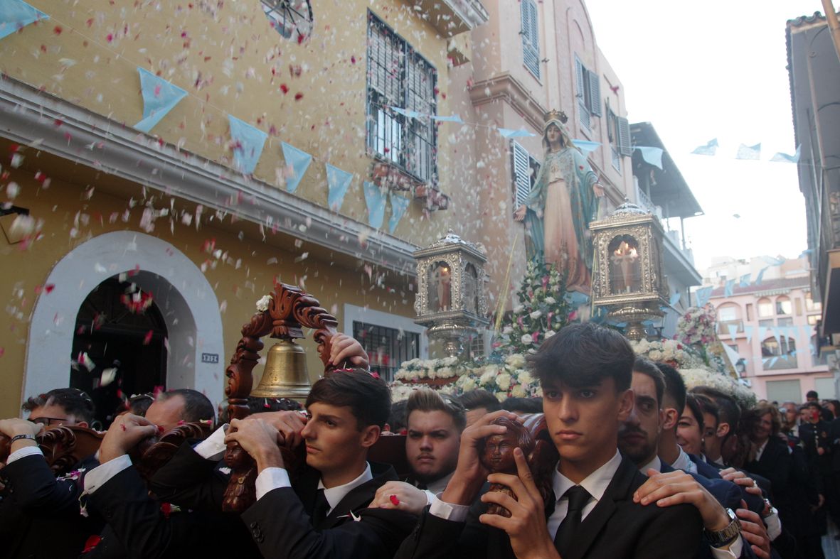 Procesión de la Virgen Milagrosa por El Molinillo con motivo del 160 aniversario del colegio La Goleta