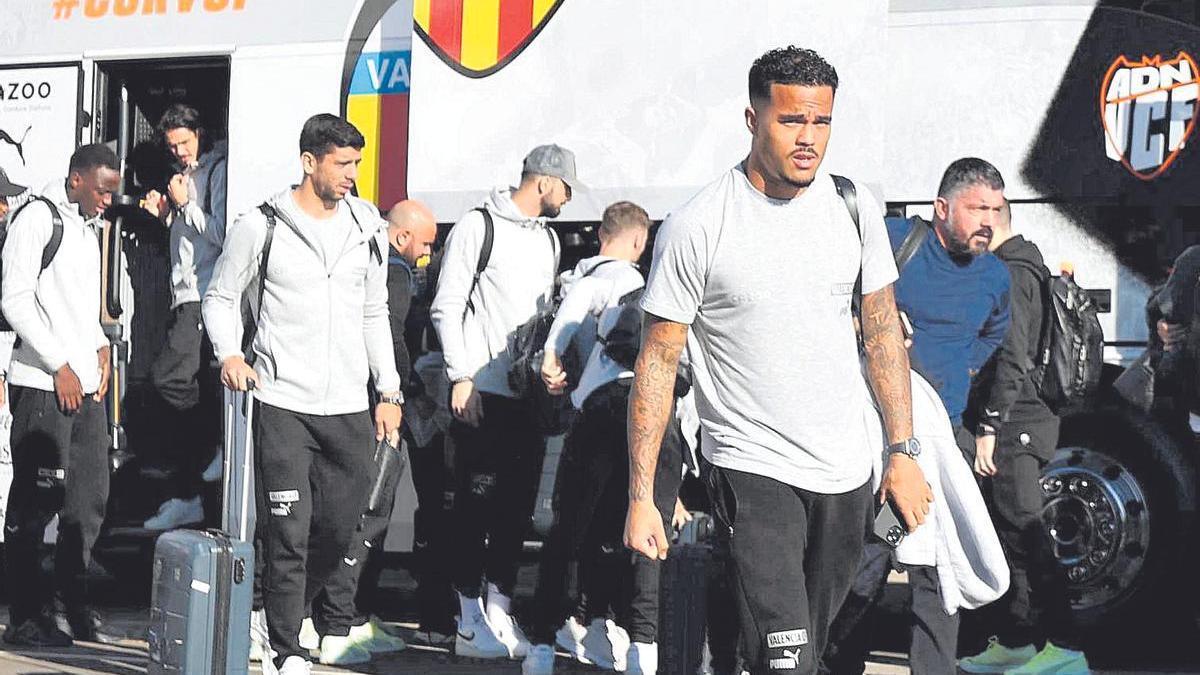 Los jugadores del Valencia en el Aeropuerto de Manises antes de viajar hasta Arabia Saudí