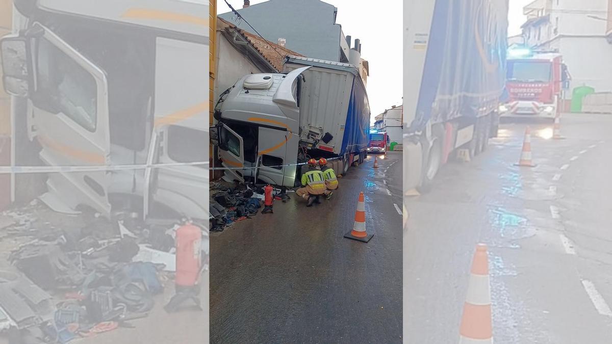 El camión empotrado en una vivienda en la travesía de Híjar.