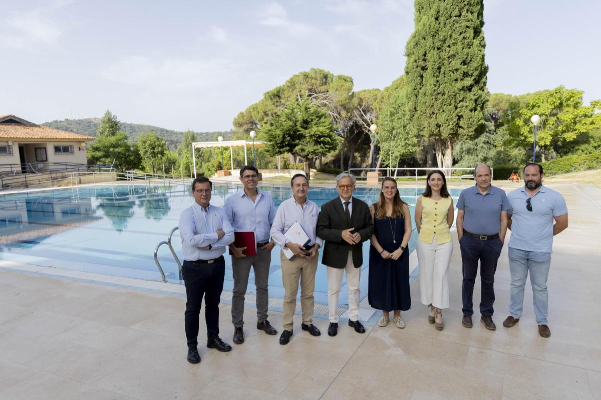 Autoridades de la Diputación, durante su visita al albergue y la piscina de Cerro Muriano.