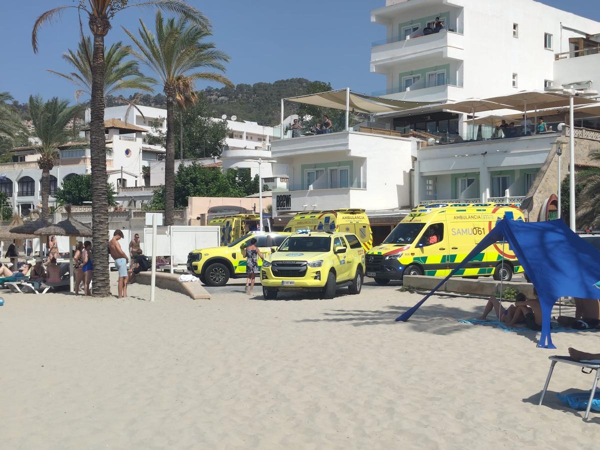 Ambulancias y socorristas ante el restaurante de Peguera donde un hombre ha sido reanimado de una parada cardiaca cuando comía.