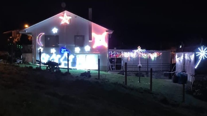 Una aldea coruñesa 'compite' con Vigo en luces de Navidad