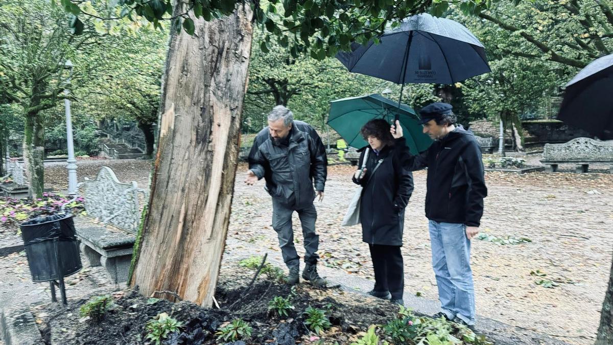 La alcaldesa visitó esta mañana la Alameda acompañada del concelleiro Xesús Domínguez