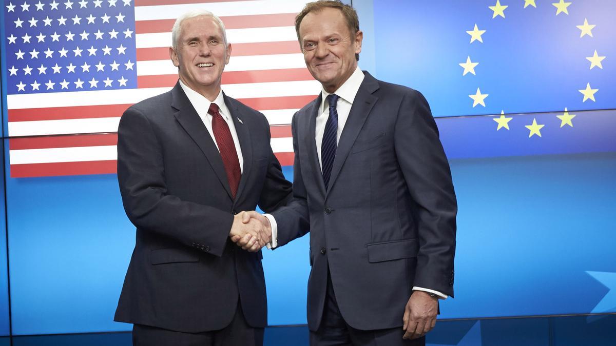 El vicepresident dels EUA, Mike Pence, amb el president del Consell Europeu, Donald Tusk, el 20 de febrer a Brussel·les