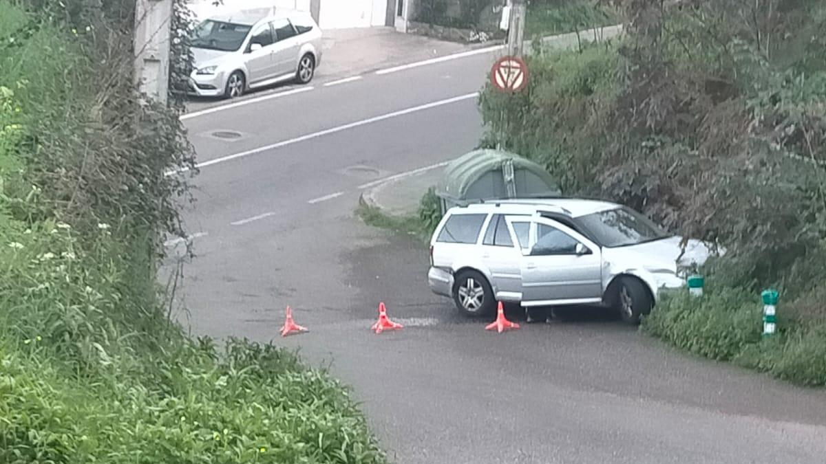 El coche empotrado en el vial de subida hacia Santa Cruz, en Bueu