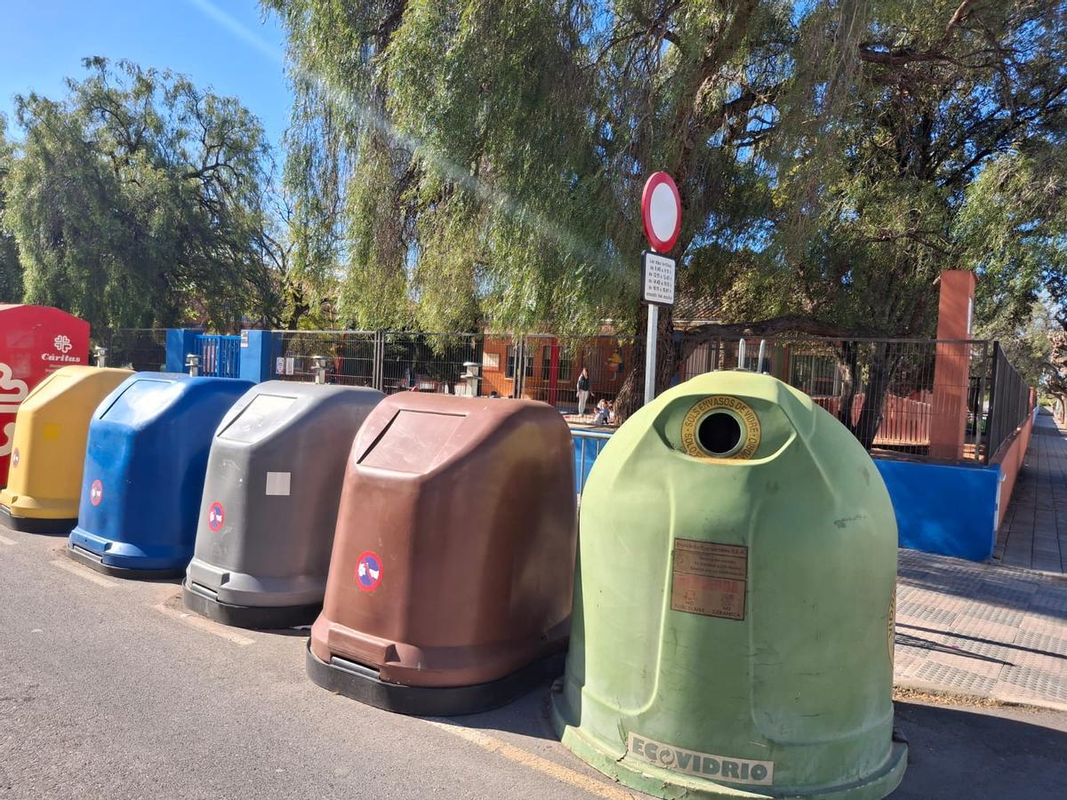 Contenedores junto al colegio Jaume I de Nules.