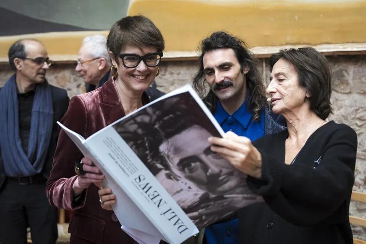 La directora de los Museos Dalinianos, Montse Aguer (i), y la académica Victoria Cirlot (d), durante la presentación del diario 'Dalí News', del que Salvador Dali editó dos números, en 1945 y 1947, y que afronta ocho décadas después una segunda época convertido en revista anual que aspira a convertirse en referente en el ámbito de la cultura en todo el mundo.