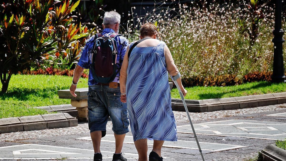 Una pareja de mayores pasea por el parque García Sanabria, en Santa Cruz de Tenerife.