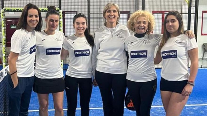 Las jugadoras del equipo Pádel Duero Decathlon posan para las cámaras. | Cedida