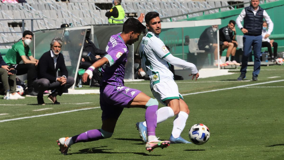 Calderón presiona a Álex Robles durante el último Córdoba-Betis Deportivo celebrado en El Arcángel.