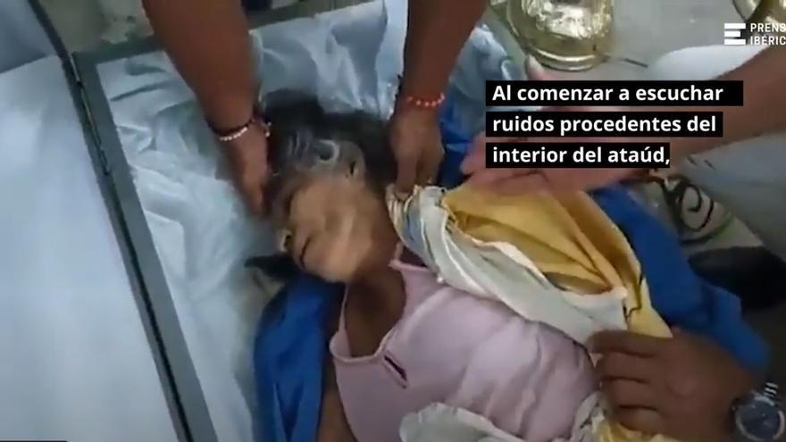 The Walking Dead, versión Ecuador: una mujer resucita durante su entierro