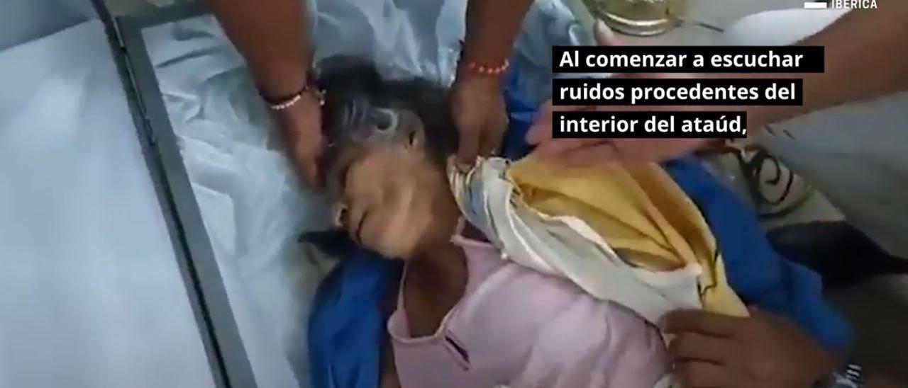 The Walking Dead, versión Ecuador: una mujer resucita durante su entierro