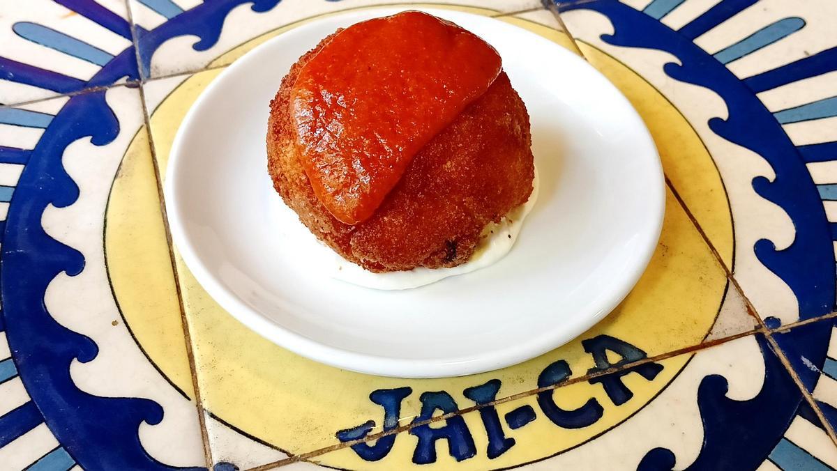 La bomba de la Barceloneta de Bar Jai-Ca, con su salsa con sobrasada.