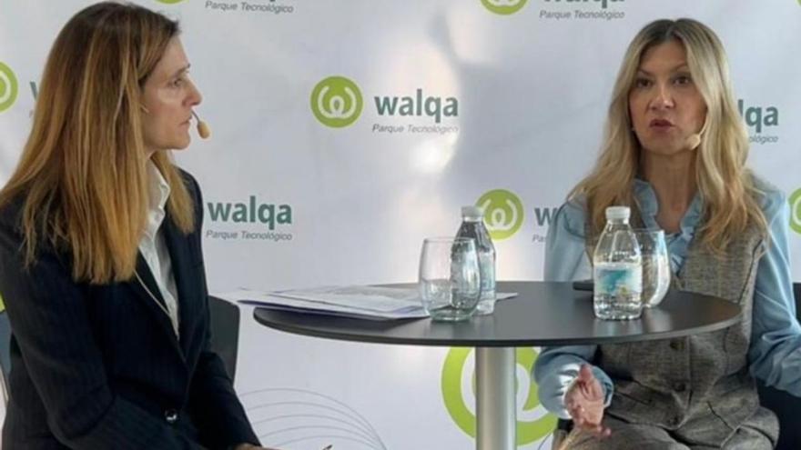 La vicepresidenta Mar Vaquero en el coloquio con la periodista Elena Puértolas en Walqa. | GOBIERNO DE ARAGÓN