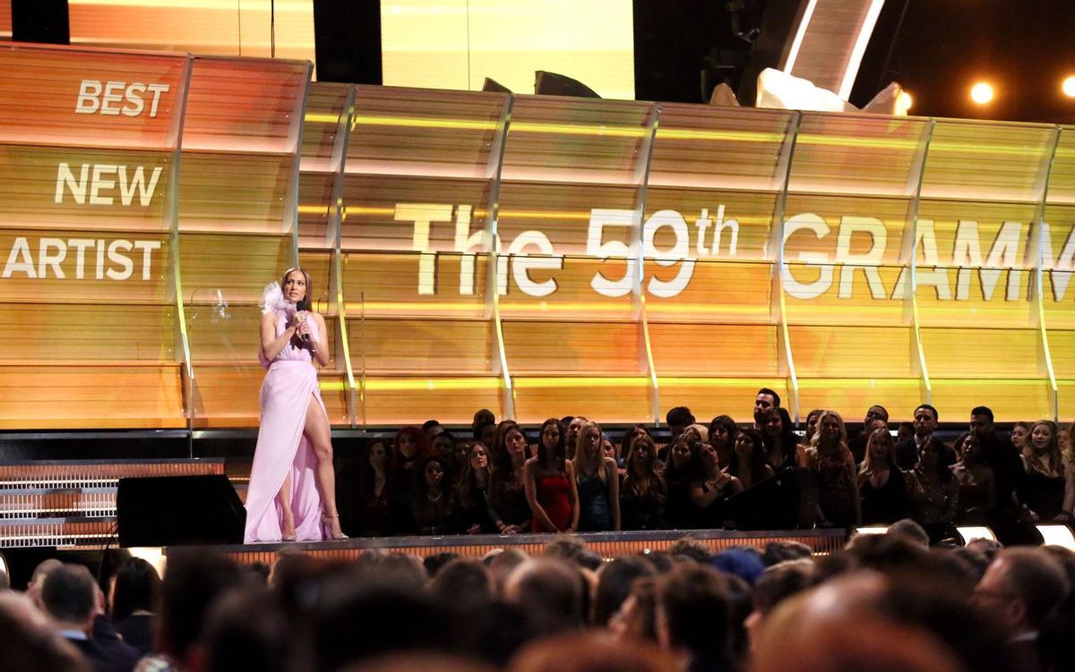 Jennifer López enseñando pierna con vestido de Ralph and Russo en los Grammy 2017