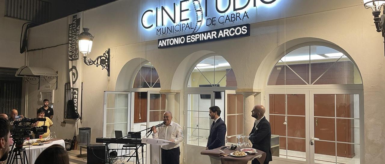 Acto de rotulación del cinestudio de Cabra con el nombre Antonio Espinar.