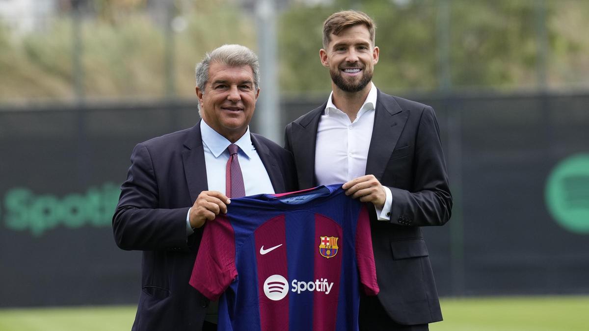 Iñigo Martínez, con Joan Laporta, en su presentación como jugador del Barça