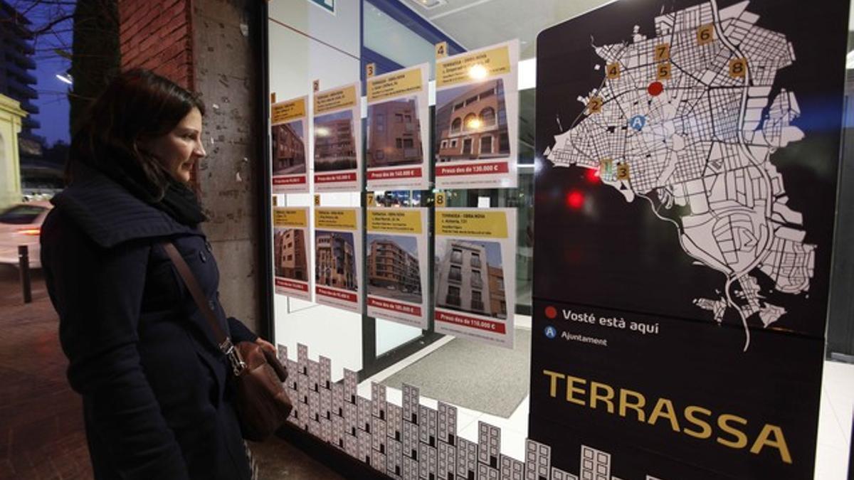 Una mujer mira precios de pisos en Terrassa, el pasado enero.