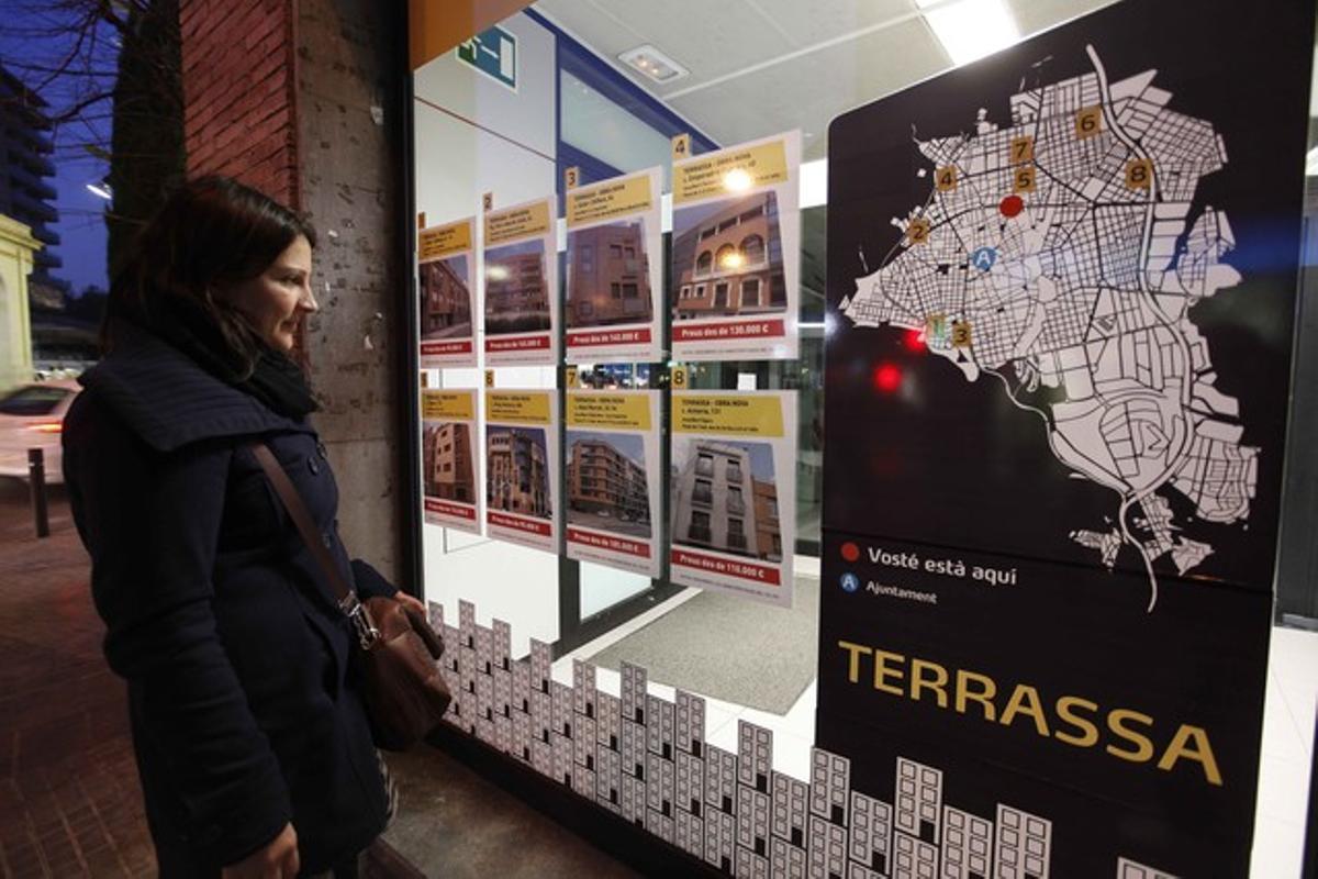 Una dona mira preus de pisos a Terrassa, el gener passat. Una dona mira preus de pisos a Terrassa, el gener passat.