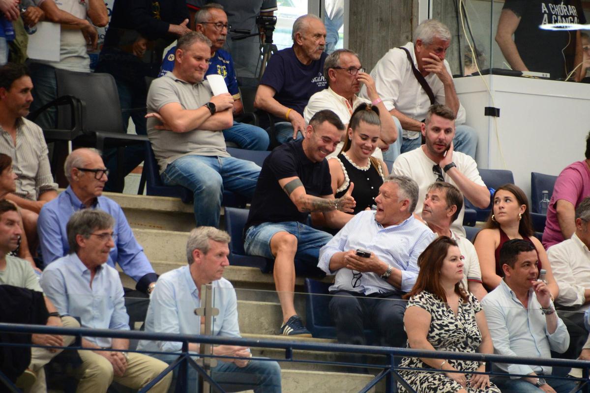 La tribuna de O Gatañal, con la presencia del presidente de la Xunta de Galicia, Alfonso Rueda; la alcaldesa de Cangas, Araceli Gestido; y el futbolista moañés del Celta de Vigo Iago Aspas, que en la imagen saluda al alcalde de Sanxenxo, Telmo Martín.