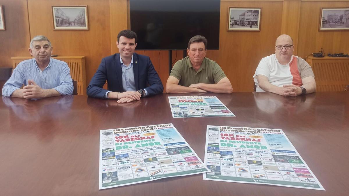 Luís Louzao, Manuel Durán y Jose Luís Barreiro acompañados por el alcalde Gonzalo Louzao.
