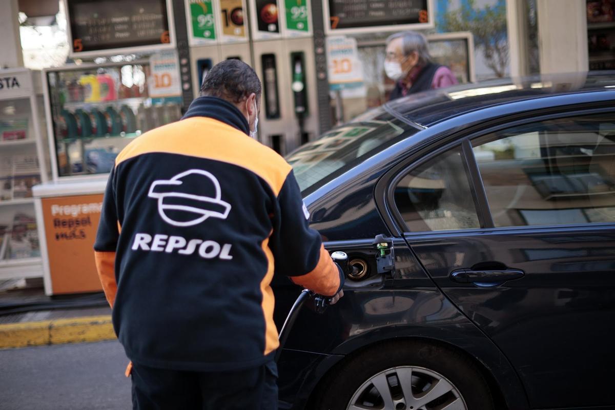 Un empleado de una gasolinera llena un deposito de combustible cuando el pasado viernes. EFE/Biel Aliño