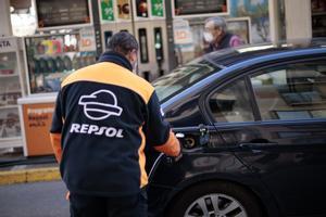 Un empleado de una gasolinera llena un deposito de combustible cuando el pasado viernes. EFE/Biel Aliño