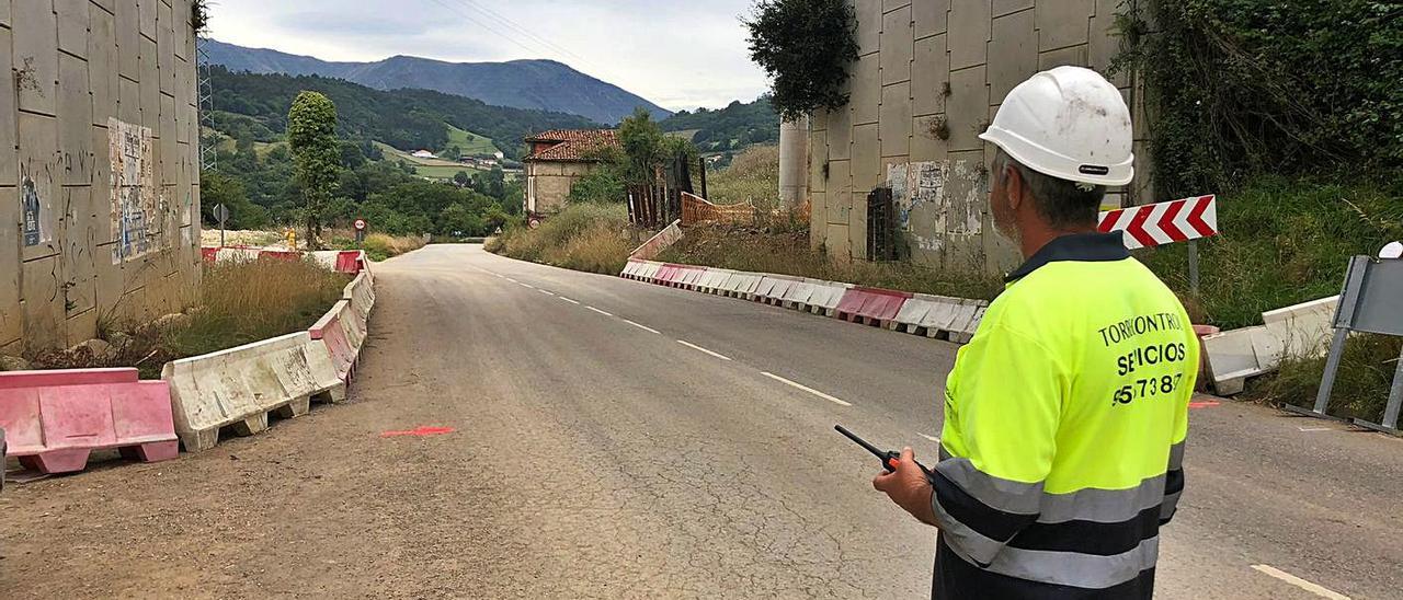 Pedro Riesgo, regulando el tráfico bajo el puente de Godán antes de que se produjera el corte de circulación. | I. G.