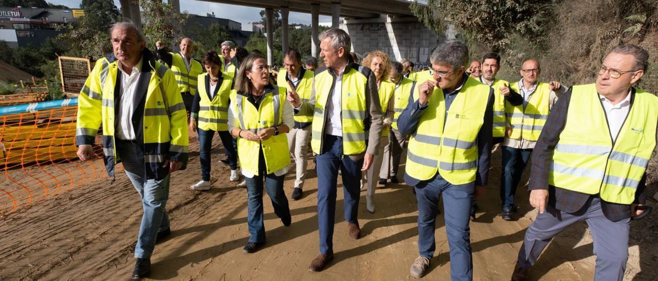 Rueda y Ethel Vázquez con los alcaldes de Tui, A Guarda y Tomiño, entre otras personas, ayer, en las obras.  // D.P.