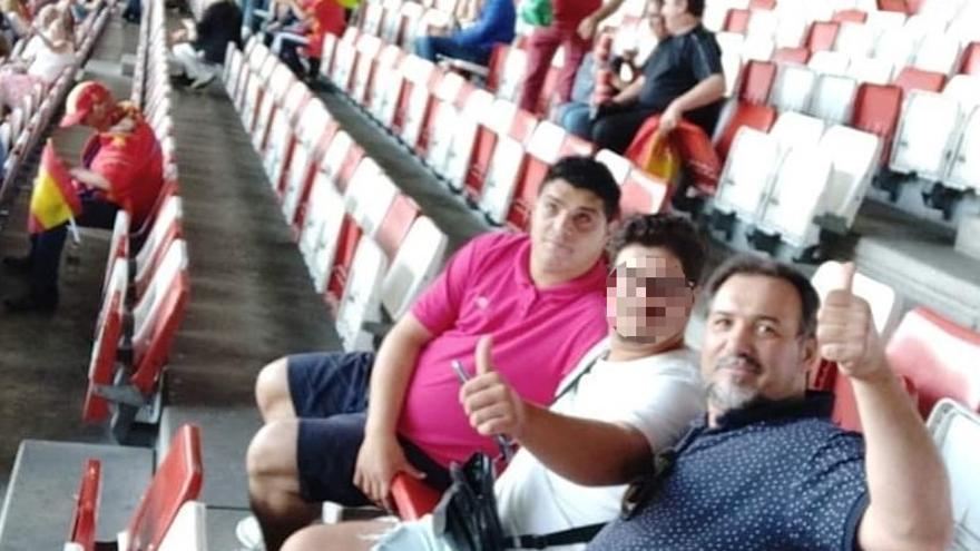 Eleazar, junto a varios familiares, en el partido de España en El Molinón en septiembre de 2019