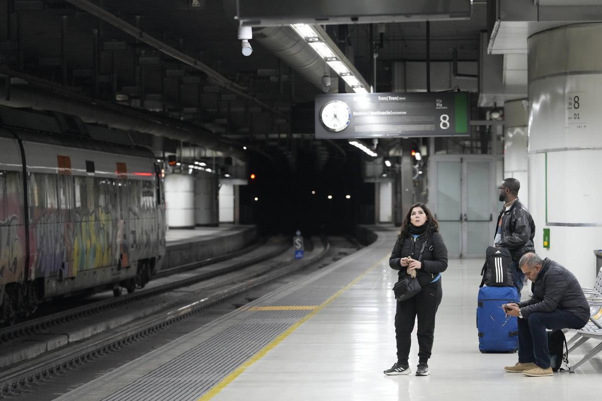 Pasajeros en la estación de Sants de Barcelona, a la espera de que se reanude el servicio de trenes de Rodalies