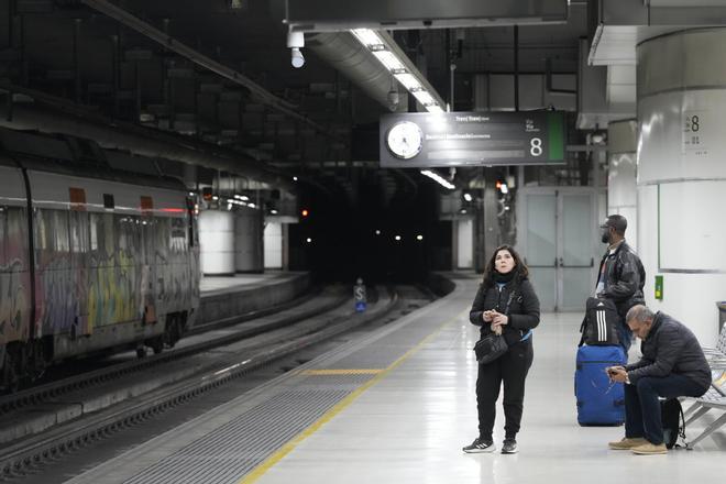 Pasajeros en la estación de Sants de Barcelona, a la espera de que se reanude el servicio de trenes de Rodalies