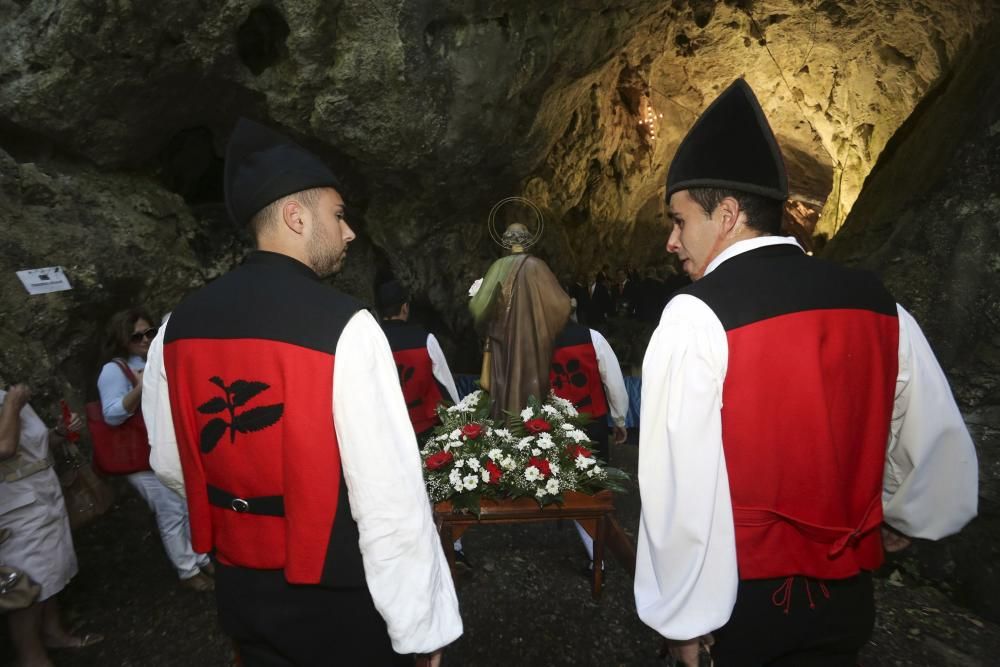 Procesión a la cuevina de San Pedro en Sariego