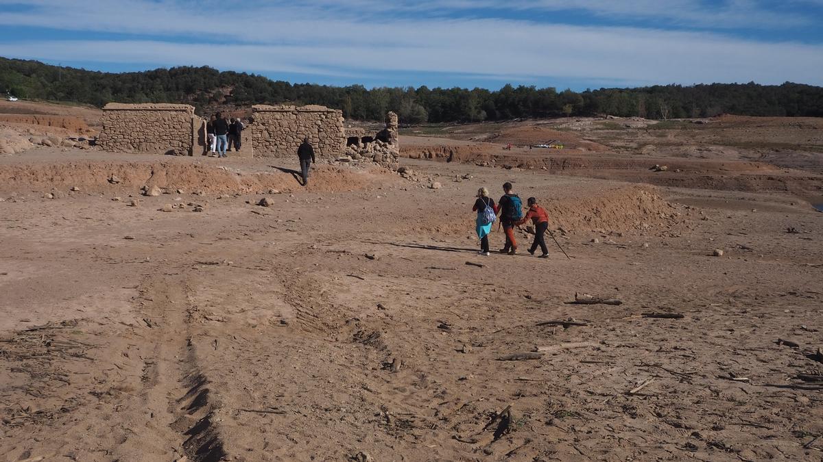 Turismo de sequía en el pantano de Sau