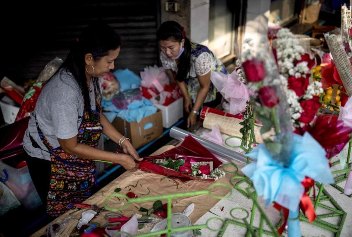 Una vendedora prepara flores para los clientes en su puesto en Bangkok el día de San Valentín