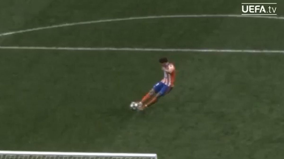 La UEFA publica el vídeo del doble toque de Julián Álvarez
