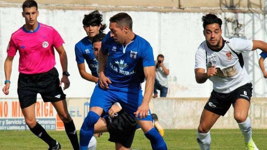 Un jugador toresano en el partido en Ciudad Rodrigo.