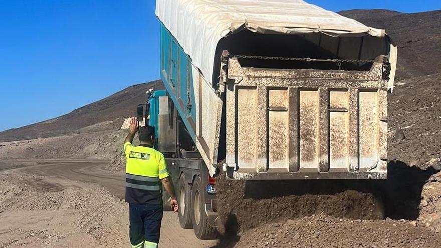 Fuerteventura ejecuta labores de mejora en el camino de Morro Jable a Punta de Jandía y Cofete