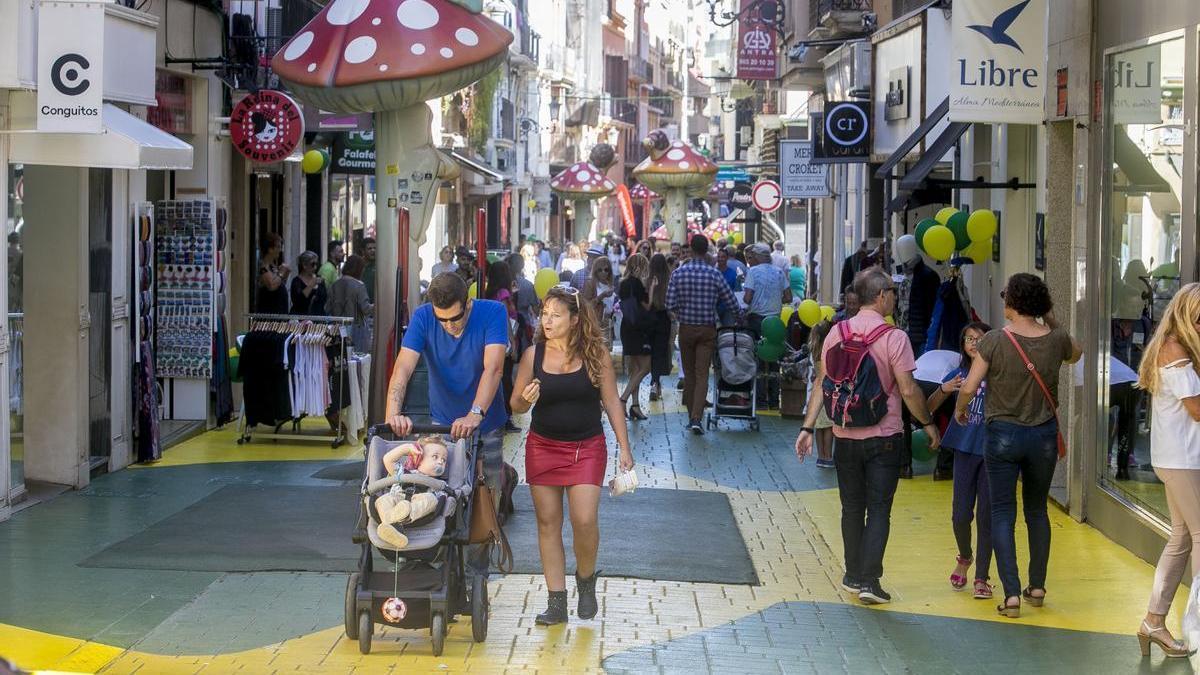 Alicante y visitantes en una de las calles más comerciales de Alicante