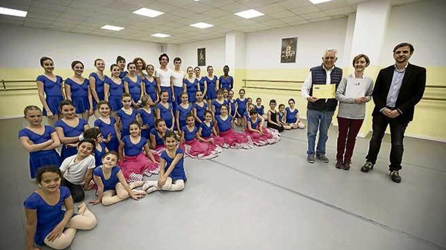 Tomàs, Coll y Carrió, con bailarines de la Escola de Dansa.