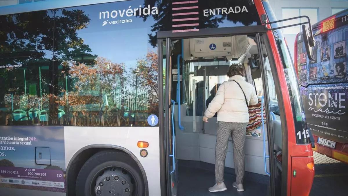 Una señora montándose en el autobús.