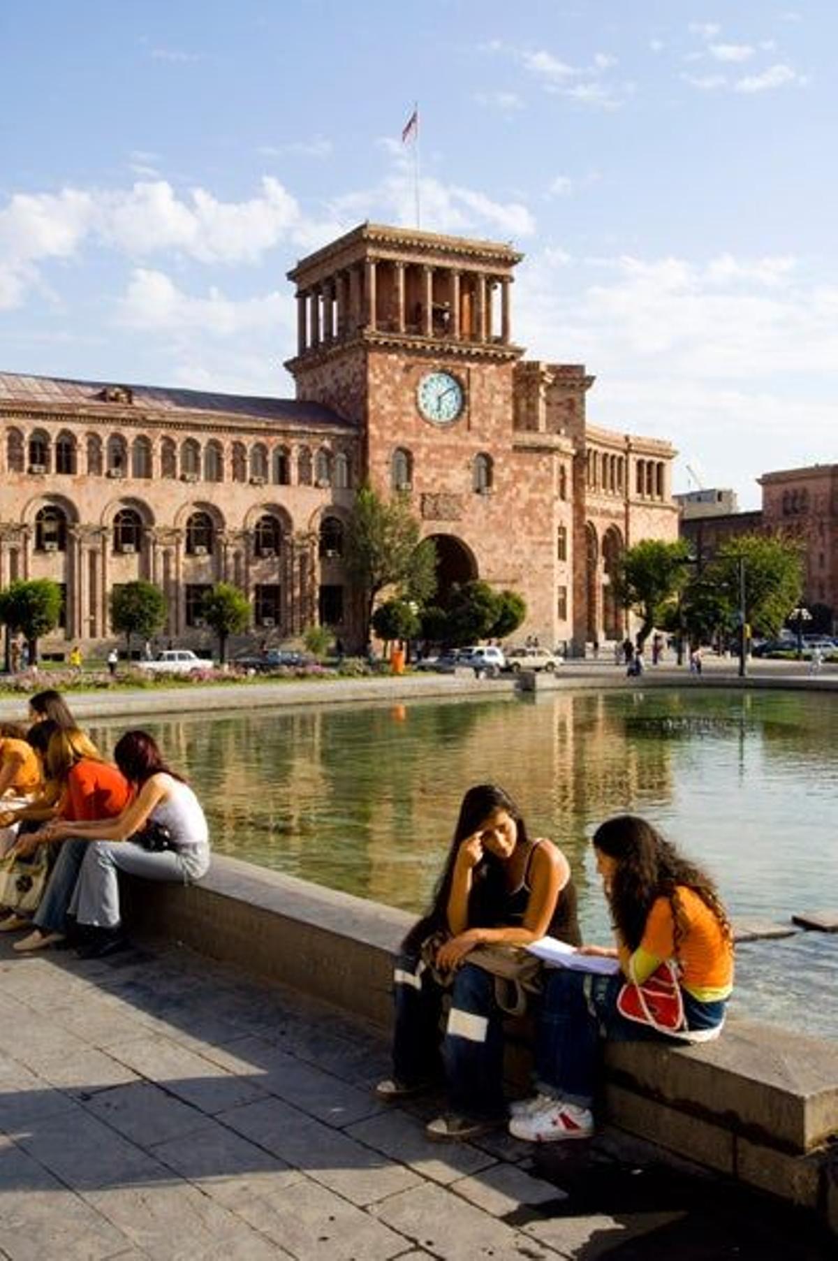 La Plaza de la República, sede de varios ministerios, es el corazón de Yereván.