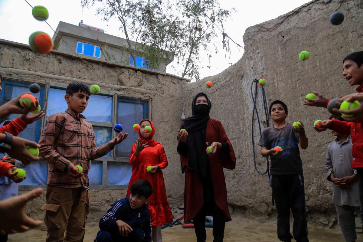 Unas hermanas afganas enseñan el arte del circo a niños en Kabul