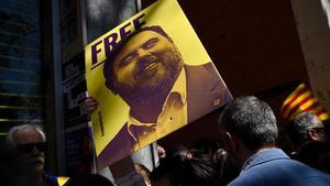 Una persona sostiene un cartel con el rostro de Junqueras durante una manifestiación independentista.