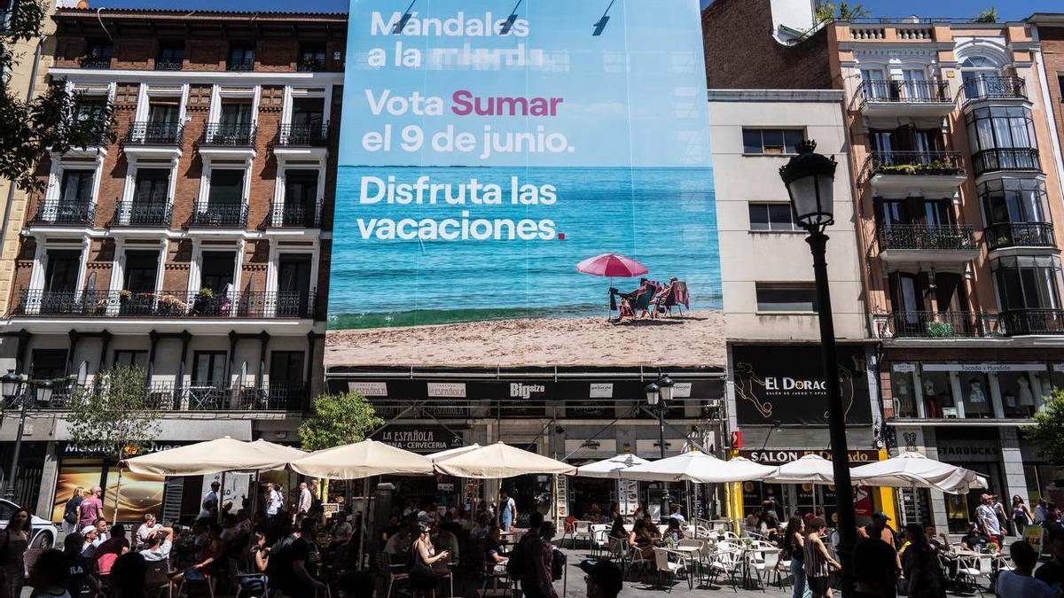 Lona de Sumar en un edificio de Madrid con el eslogan de &quot;mándales a la mierda&quot;