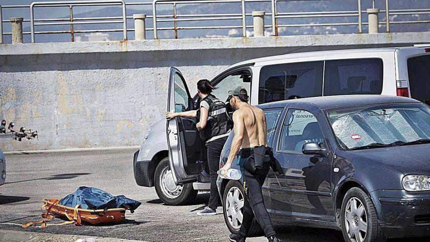 Agentes de la Guardia Civil, ayer junto al cadÃ¡ver que apareciÃ³ en el mar, en el Portitxol.